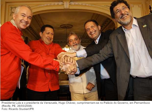 Presidente Lula e o presidente da Venezuela, Hugo Chávez, cumprimentam-se no Palácio do Governo, em Pernambuco.