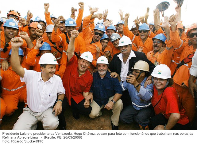 Presidente Lula e o presidente da Venezuela, Hugo Chávez, posam para foto com funcionários que trabalham nas obras da Refinaria Abreu e Lima.