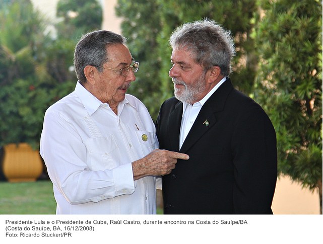 Presidente Lula e o Presidente de Cuba, Raúl Castro, durante encontro na Costa do Sauípe-BA.