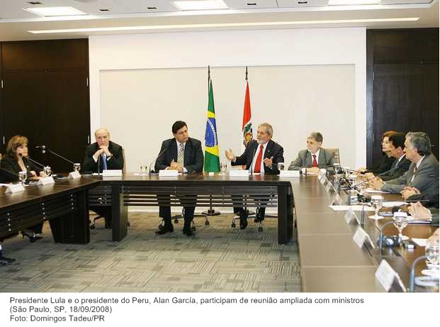 Presidente Lula e o presidente do Peru, Alan García, participam de reunião ampliada com ministros.