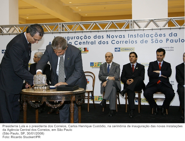 Presidente Lula e o presidente dos Correios, Carlos Henrique Custódio, na cerimônia de inauguração das novas instalações da Agência Central dos Correios, em São Paulo.