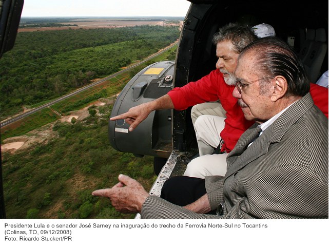 Presidente Lula e o senador José Sarney na inaguração do trecho da Ferrovia Norte-Sul no Tocantins.