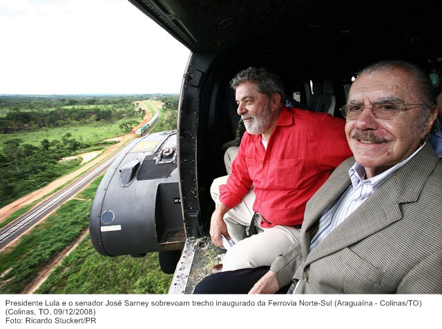 Presidente Lula e o senador José Sarney sobrevoam trecho inaugurado da Ferrovia Norte-Sul.