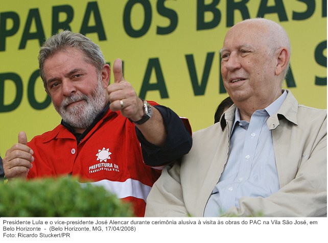 Presidente Lula e o vice-presidente José Alencar durante cerimônia alusiva à visita às obras do PAC na Vila São José, em Belo Horizonte.
