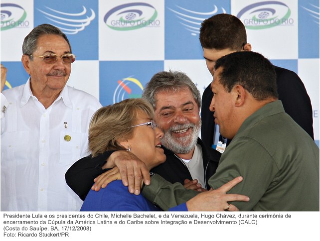 Presidente Lula e os presidentes do Chile, Michelle Bachelet, e da Venezuela, Hugo Chávez, durante cerimônia de encerramento da Cúpula da América Latina e do Caribe.