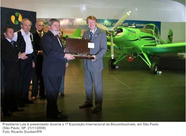 Presidente Lula é presenteado durante a 1ª Exposição Internacional de Biocombustíveis, em São Paulo.