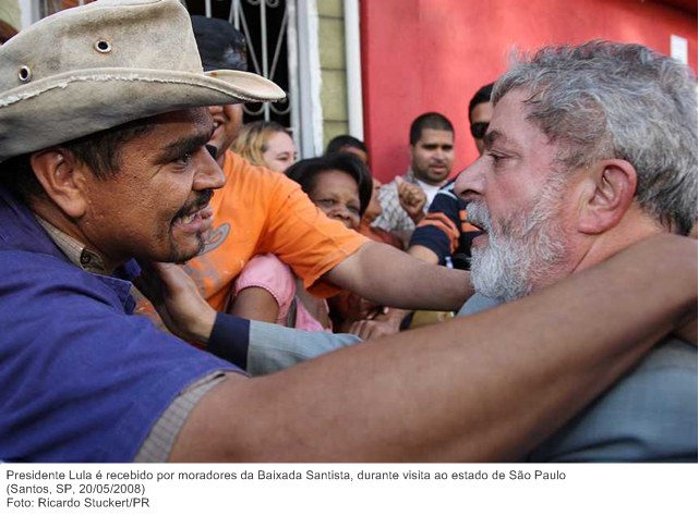 Presidente Lula é recebido por moradores da Baixada Santista, durante visita ao estado de São Paulo (2).