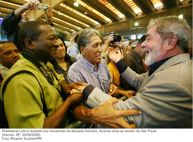 Presidente Lula é recebido por moradores da Baixada Santista, durante visita ao estado de São Paulo.
