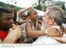 Presidente Lula é recebido por populares durante cerimônia de assinatura de ordem de início das obras do PAC na comunidade da Rocinha.