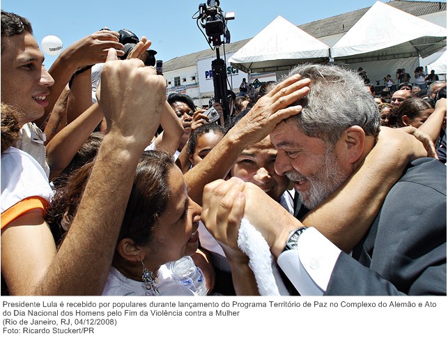 Presidente Lula é recebido por populares durante lançamento do Programa Território de Paz no Complexo do Alemão e Ato do Dia Nacional dos Homens pelo Fim da Violência contra a Mulher.