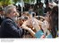 Presidente Lula é recebido por populares durante visita à empresa Samsung, em Campinas.