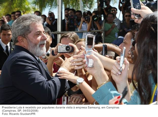 Presidente Lula é recebido por populares durante visita à empresa Samsung, em Campinas.