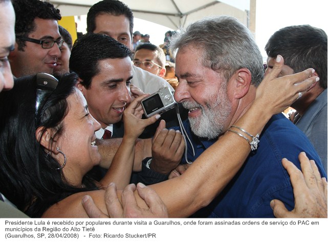 Presidente Lula é recebido por populares durante visita a Guarulhos, onde foram assinadas ordens de serviço do PAC.