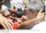 Presidente Lula é recebido por populares na cerimônia de entrega das unidades habitacionais em Olinda-PE.