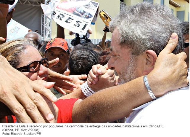 Presidente Lula é recebido por populares na cerimônia de entrega das unidades habitacionais em Olinda-PE.