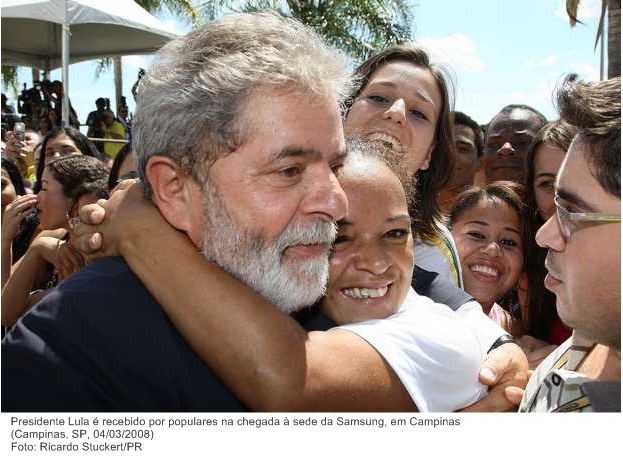 Presidente Lula é recebido por populares na chegada à sede da Samsung, em Campinas.
