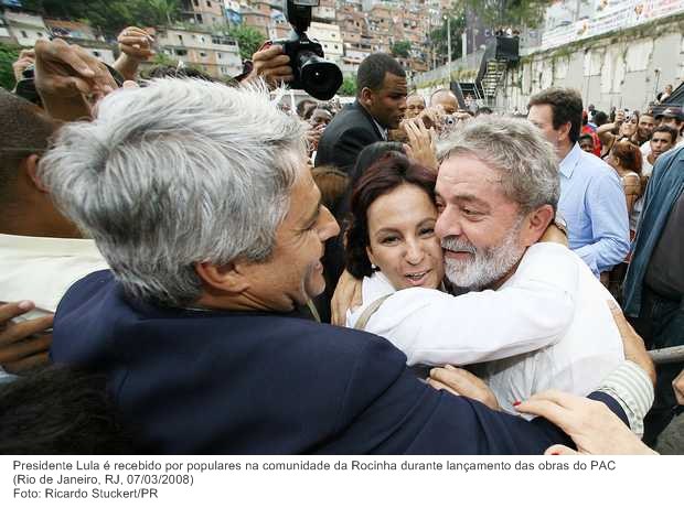 Presidente Lula é recebido por populares na comunidade da Rocinha durante lançamento das obras do PAC.