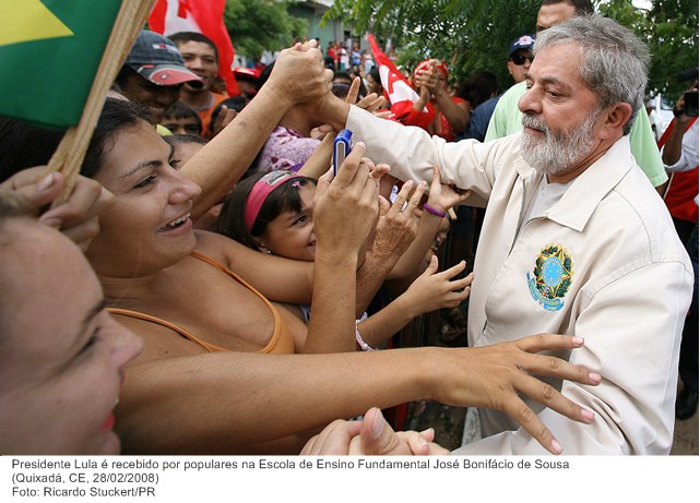 Presidente Lula é recebido por populares na Escola de Ensino Fundamental José Bonifácio de Sousa (2).