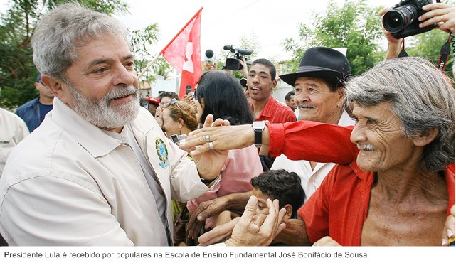 Presidente Lula é recebido por populares na Escola de Ensino Fundamental José Bonifácio de Sousa.