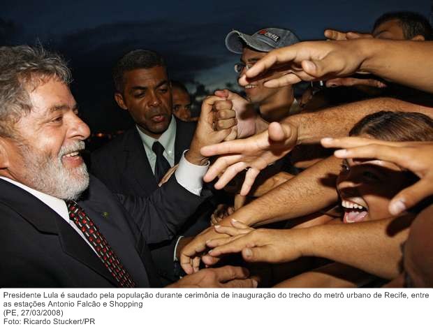 Presidente Lula é saudado pela população durante cerimônia de inauguração do trecho do metrô urbano de Recife, entre as estações Antonio Falcão e Shopping.