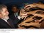 Presidente Lula é saudado pela população durante cerimônia de inauguração do trecho do metrô urbano de Recife, entre as estações Antonio Falcão e Shopping.