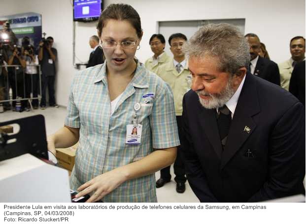 Presidente Lula em visita aos laboratórios de produção de telefones celulares da Samsung, em Campinas.