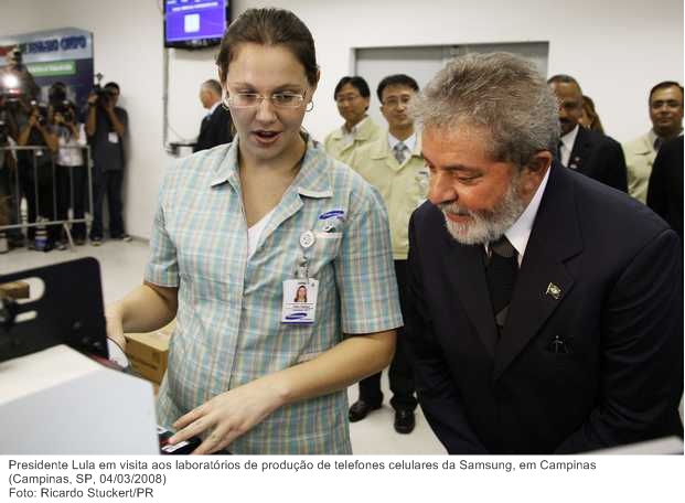 Presidente Lula em visita aos laboratórios de produção de telefones celulares da Samsung, em Campinas.