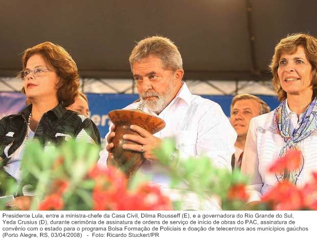 Presidente Lula, entre a ministra da Casa Civil, Dilma Rousseff (E), e a gov. do RGS, Yeda Crusius (D), durante cerimônia de assinatura de ordens de serviço do inicio das obras do PAC.
