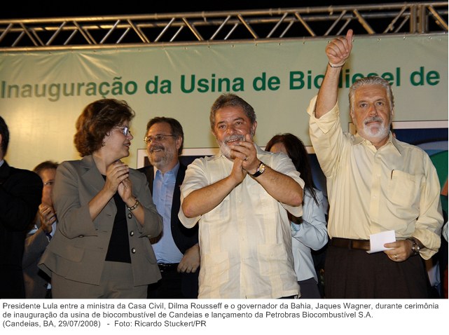 Presidente Lula entre a ministra da Casa Civil, Dilma Rousseff e o governador da Bahia, Jaques Wagner, durante cerimônia de inauguração da usina de biocombustível de Candeias.