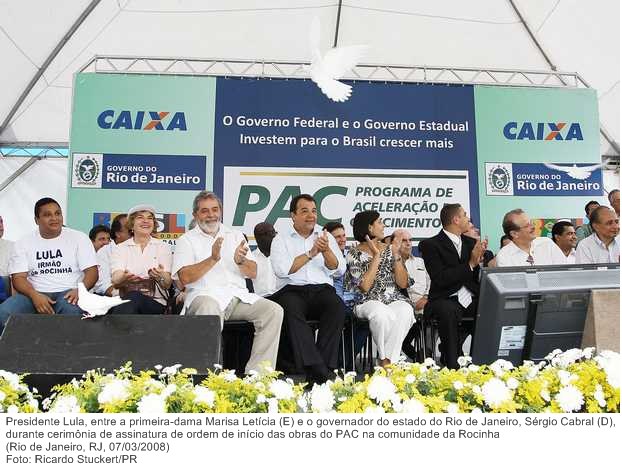 Presidente Lula, entre a primeira-dama Marisa Letícia (E) e o governador do estado do Rio de Janeiro, Sérgio Cabral (D), durante cerimônia de assinatura de ordem de início das obras do PAC.
