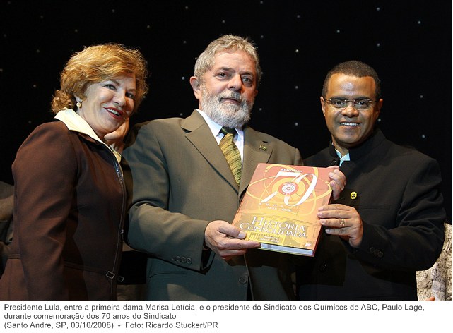 Presidente Lula, entre a primeira-dama Marisa Letícia, e o presidente do Sindicato dos Químicos do ABC, Paulo Lage, durante comemoração dos 70 anos do Sindicato.