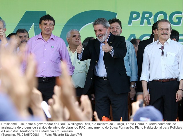 Presidente Lula, entre o governador do Piauí, Wellington Dias, e o ministro da Justiça, Tarso Genro, durante cerimônia de assinatura de ordens de serviço de início de obras do PAC.