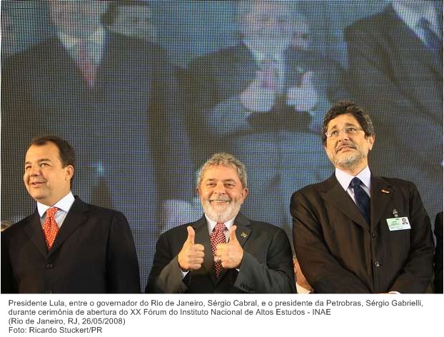 Presidente Lula, entre o governador do Rio de Janeiro, Sérgio Cabral, e o presidente da Petrobras, Sérgio Gabrielli, durante cerimônia de abertura do XX Fórum do INAE.
