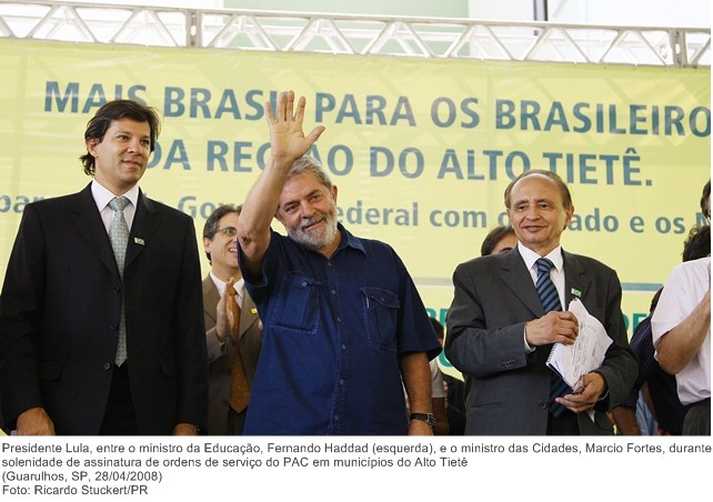 Presidente Lula, entre o ministro da Educação, Fernando Haddad (esquerda), e o ministro das Cidades, Marcio Fortes, durante solenidade de assinatura de ordens de serviço do PAC (2).