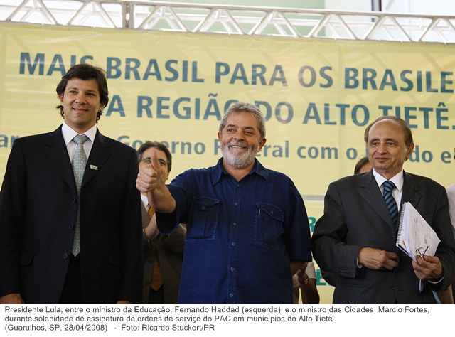 Presidente Lula, entre o ministro da Educação, Fernando Haddad (esquerda), e o ministro das Cidades, Marcio Fortes, durante solenidade de assinatura de ordens de serviço do PAC.