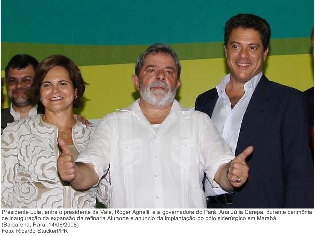 Presidente Lula, entre o presidente da Vale, Roger Agnelli, e a governadora do Pará, Ana Júlia Carepa, durante cerimônia de inauguração da expansão da refinaria Alunorte.