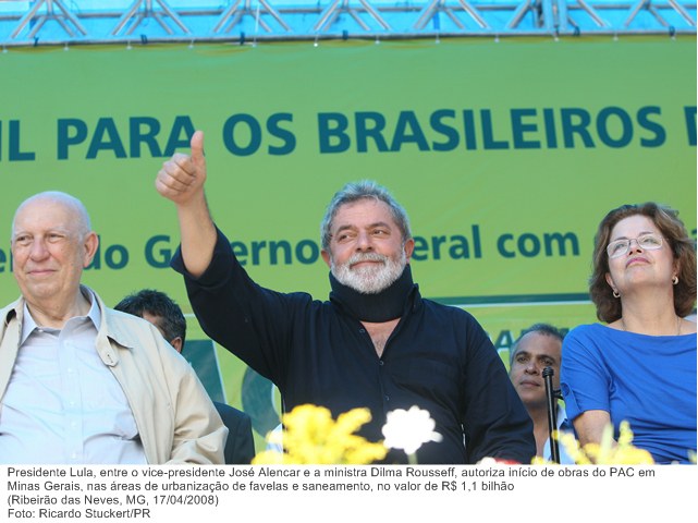 Presidente Lula, entre o vice-presidente José Alencar e a ministra Dilma Rousseff, autoriza início de obras do PAC.