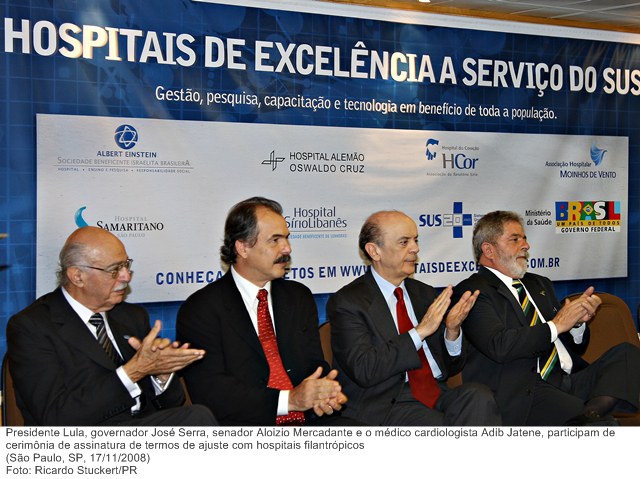 Presidente Lula, governador José Serra, senador Aloizio Mercadante e o médico cardiologista Adib Jatene, participam de cerimônia de assinatura de termos de ajuste com hospitais filantrópicos.jpg