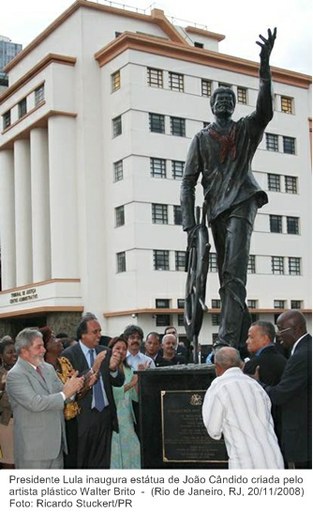 Presidente Lula inaugura estátua de João Cândido criada pelo artista plástico Walter Brito.