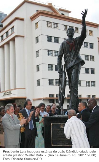 Presidente Lula inaugura estátua de João Cândido criada pelo artista plástico Walter Brito.