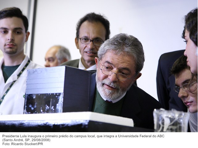 Presidente Lula inaugura o primeiro prédio do campus local, que integra a Universidade Federal do ABC.