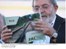 Presidente Lula lê folheto sobre o Plano de Aceleração do Crescimento durante a visita a Santa Catarina.