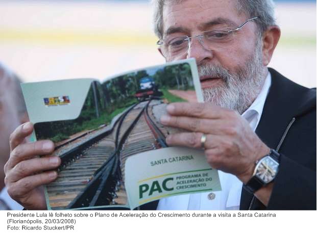 Presidente Lula lê folheto sobre o Plano de Aceleração do Crescimento durante a visita a Santa Catarina.
