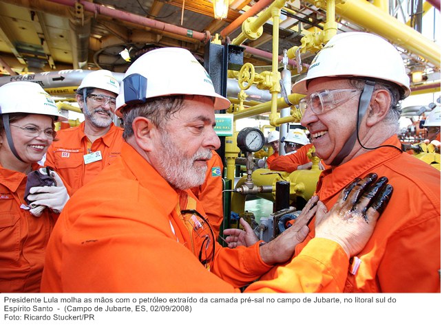 Presidente Lula molha as mãos com o petróleo extraído da camada pré-sal no campo de Jubarte, no litoral sul do Espírito Santo.