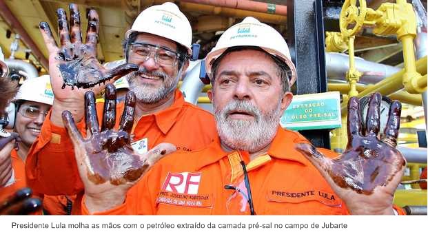 Presidente Lula molha as mãos com o petróleo extraído da camada pré-sal no campo de Jubarte.