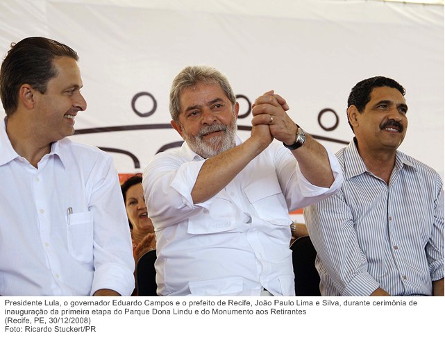 Presidente Lula, o gov. Eduardo Campos e o prefeito de Recife, João Paulo Lima e Silva, durante cerimônia de inauguração da primeira etapa do Parque Dona Lindu e do Monumento aos Retirantes.