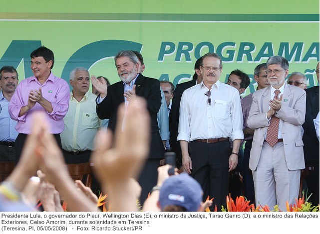 Presidente Lula, o governador do Piauí, Wellington Dias (E), o ministro da Justiça, Tarso Genro (D), e o ministro das Relações Exteriores, Celso Amorim, durante solenidade em Teresina.