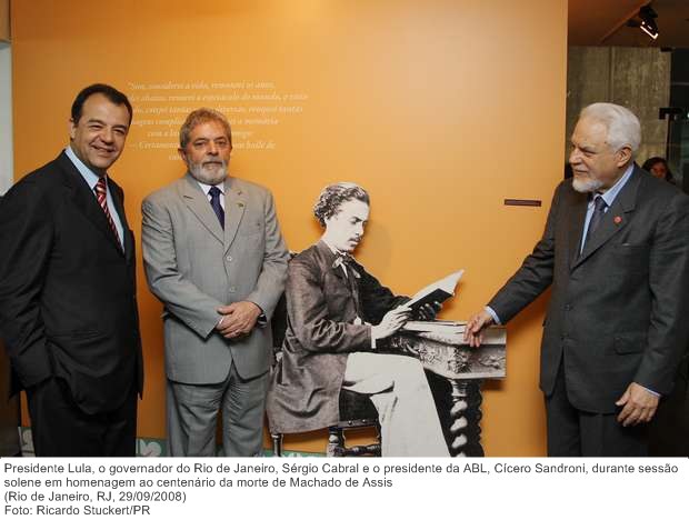 Presidente Lula, o governador do Rio de Janeiro, Sérgio Cabral e o presidente da ABL, Cícero Sandroni, durante sessão solene em homenagem ao centenário da morte de Machado de Assis.