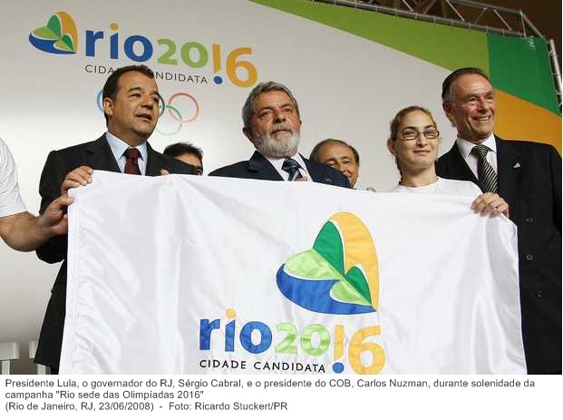 Presidente Lula, o governador do RJ, Sérgio Cabral, e o presidente do COB, Carlos Nuzman, durante solenidade da campanha Rio sede das Olimpíadas 2016.
