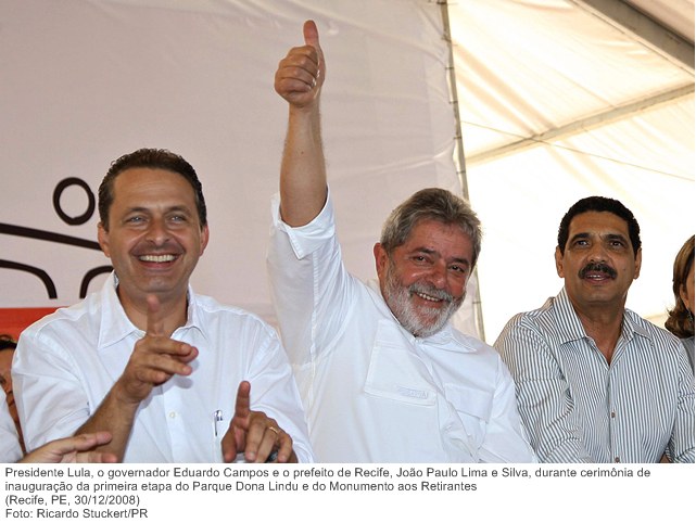 Presidente Lula, o governador Eduardo Campos e o prefeito de Recife, João Paulo Lima e Silva, durante cerimônia de inauguração da primeira etapa do Parque Dona Lindu.